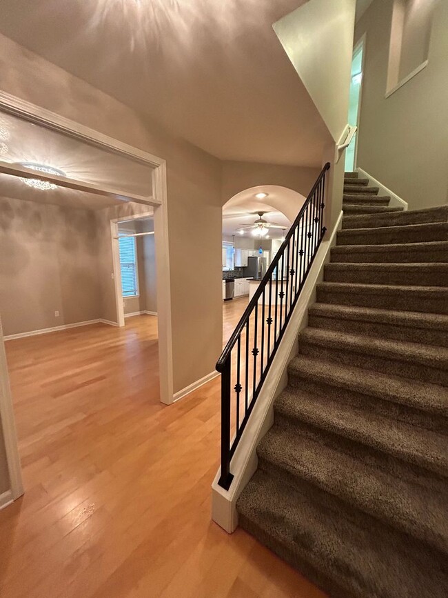Building Photo - Large 3 bd 2.5 bath with all new paint! Fe...