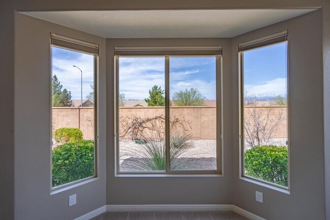 Building Photo - Bright & Beautiful 2 Bedroom Home in Sun R...