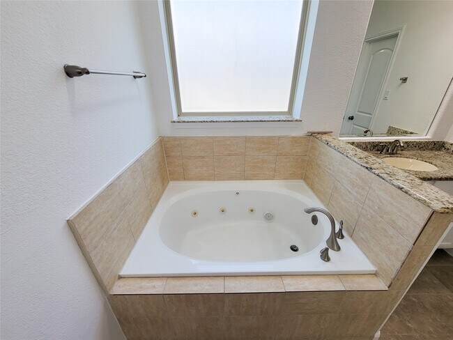 Building Photo - 2814 Bay Springs View