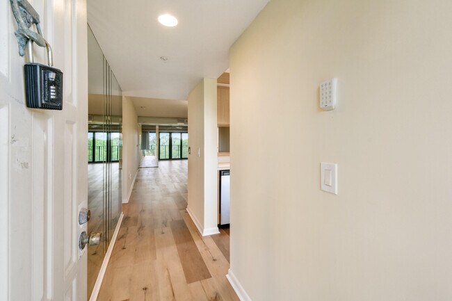 Building Photo - 1701 Marina Isle Way