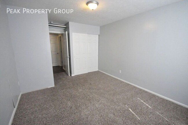 Building Photo - Available Fall 2025! 1 Bedroom Apartment L...