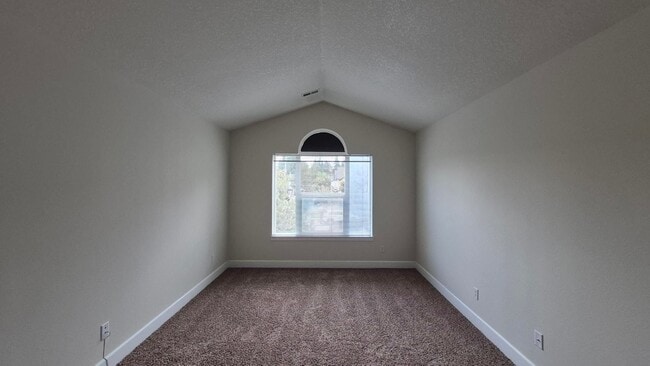 Building Photo - 3 Bedroom 2.5 Bath Town-Home in Gresham ne...