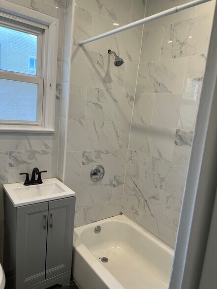 Building Photo - 13 Clover St