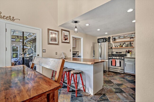 Building Photo - Cozy Hillside Boise Beauty Available 1/1/26!