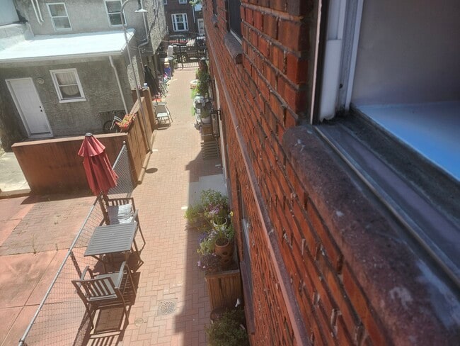 Building Photo - 733 Carpenter St