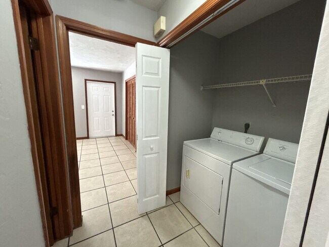 Building Photo - Spacious 1 Bedroom 1 Bathroom! Located Off Ocala Road.