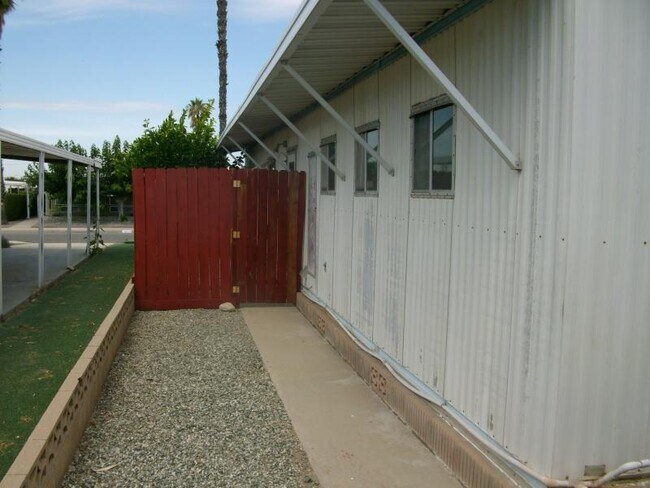 Building Photo - 848 S Lyon Ave