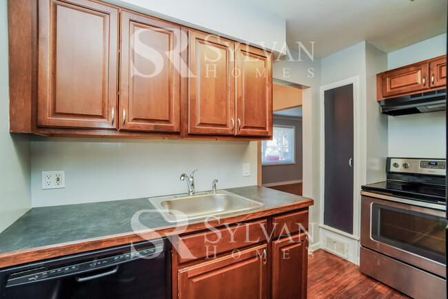 Building Photo - Comfortable living in this 2 BR, 1.5 BA home