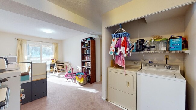 Building Photo - 542 Meadow Ct