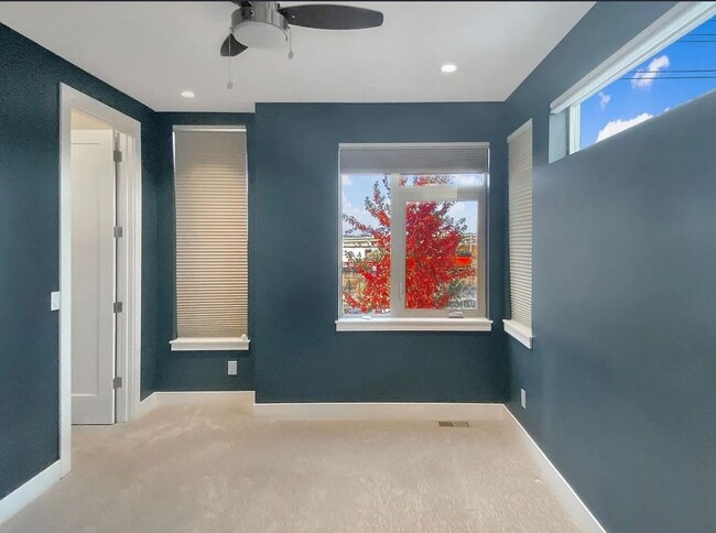 Building Photo - Modern 4BD, 3BA LoHi Townhome with Rooftop Deck