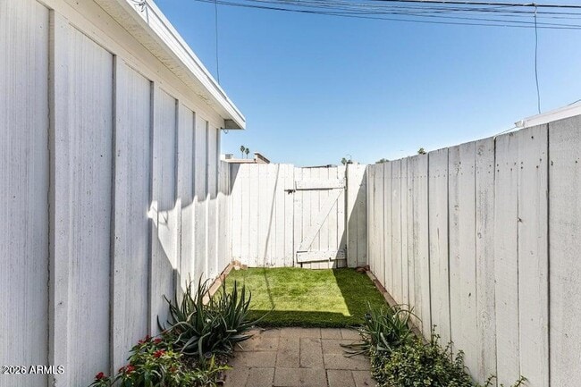 Building Photo - 10362 W Oakmont Dr