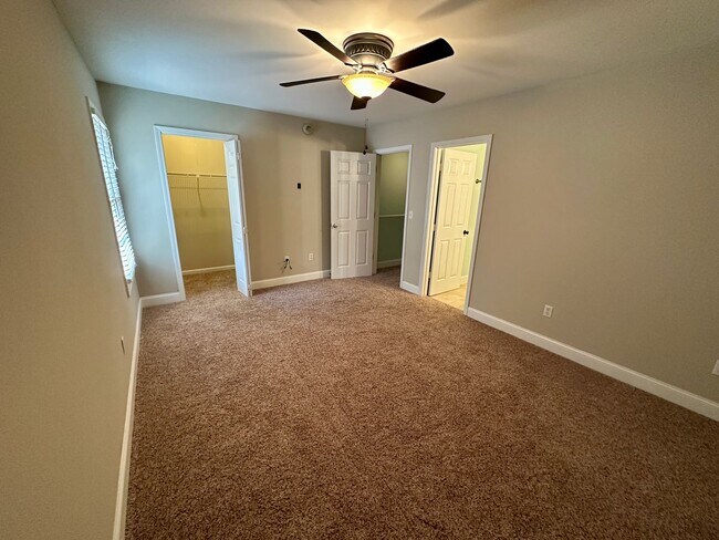 Building Photo - Beautifully Updated Townhome in the Heart of Clemson