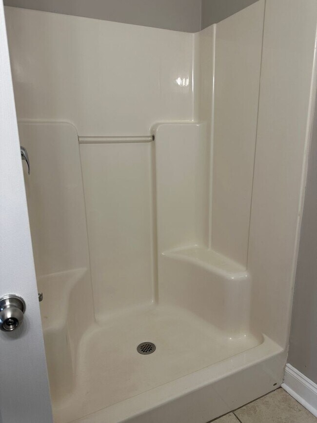 Building Photo - 402 Club Villa Court