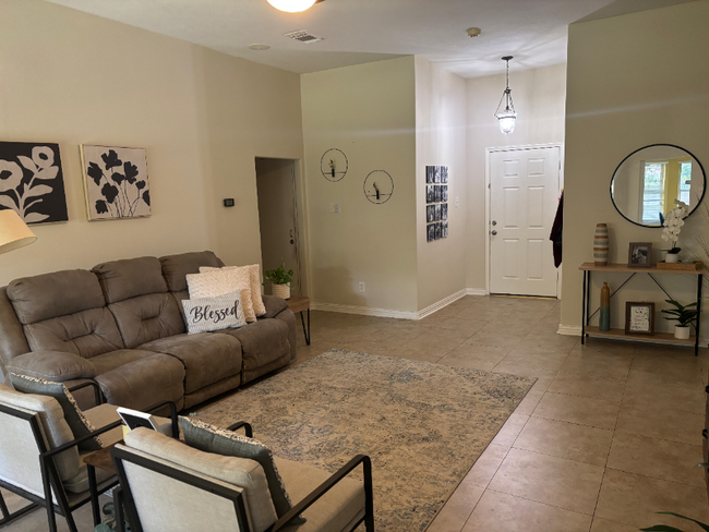 Building Photo - 2703 Silk Tree Ln