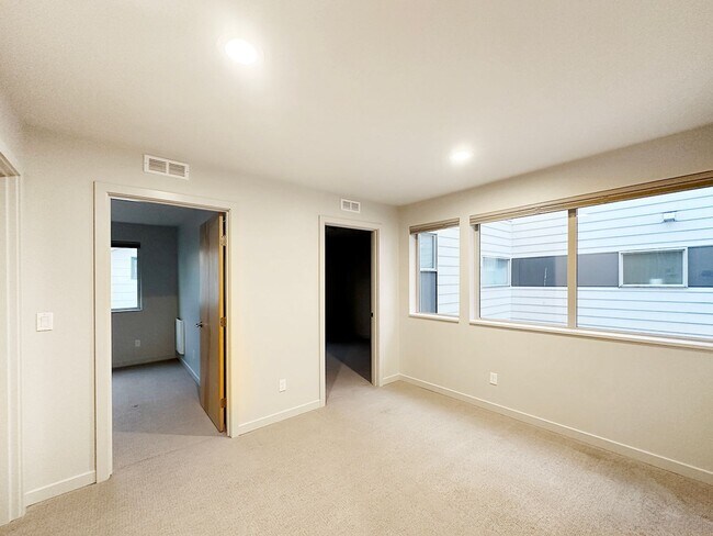 Building Photo - 3bd/2ba Seattle Townhome