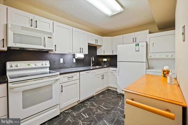 Primary Photo - 15101 Interlachen Dr