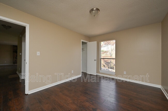 Building Photo - 436 10th Ct