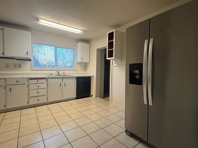 Building Photo - 449 SE 4th Ave