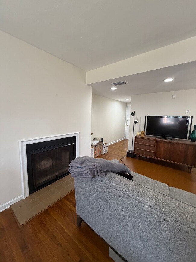 Building Photo - Large Studio Condo Downtown Walking Distance to the Florida State Capitol