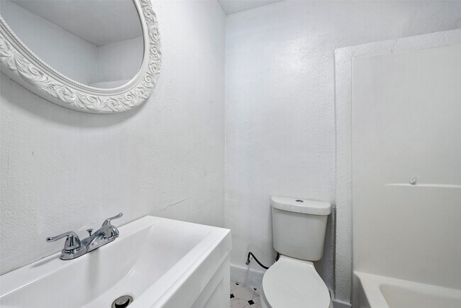 Building Photo - 2526 Campbell St