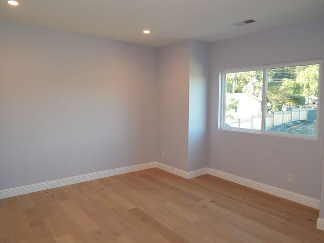 Building Photo - Rent $1900- Deluxe newer 1 Bedroom 1 Bath duplex upper level. El Sobrante