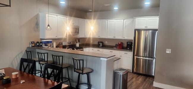 Building Photo - 2633 Park Creek Ave