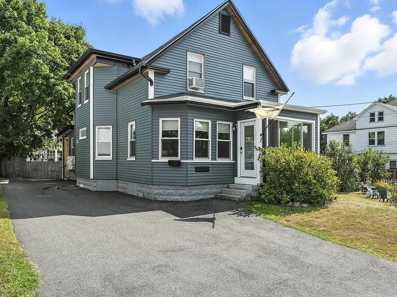 Primary Photo - 10 W Elm St