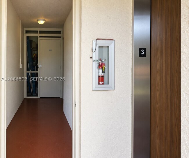 Building Photo - 400 S Hollybrook Dr