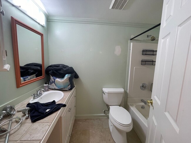 Building Photo - Lower Level to Charming 2 Bedroom Madison Valley!!