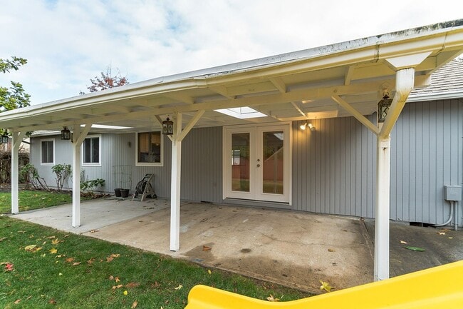 Building Photo - Hyland Hills 5 Bedroom Gem