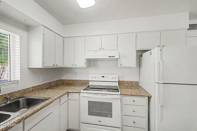 Building Photo - 7014 W Palo Verde Dr