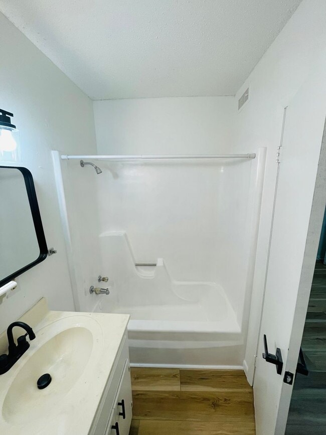 Building Photo - CROSS ST APARTMENTS