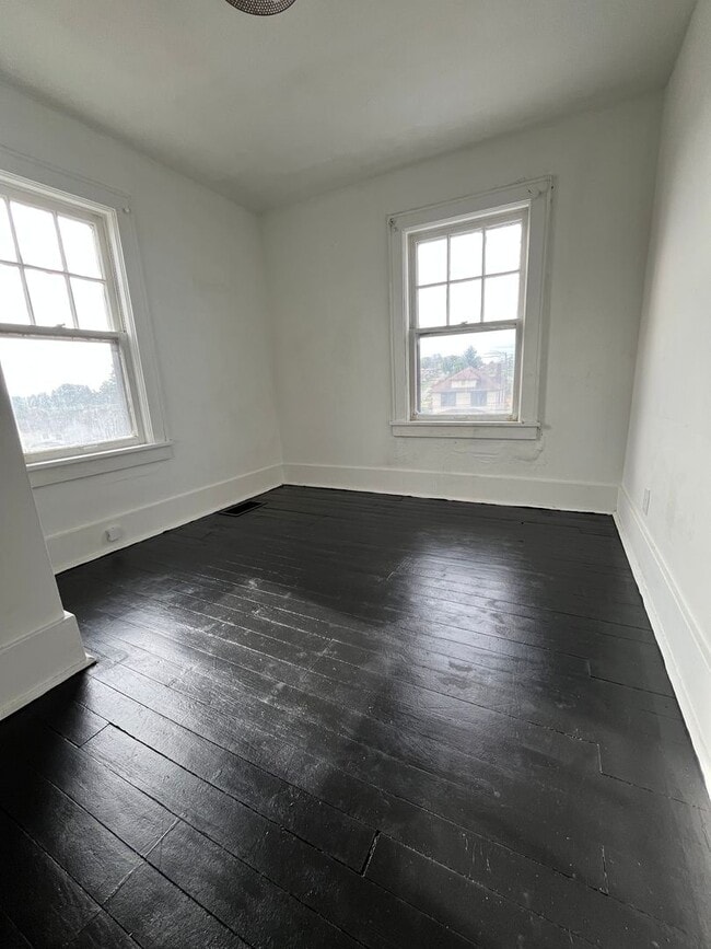 Building Photo - Three Bedroom House w Detached Garage