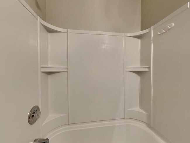 Building Photo - 4 bed 2.5 bath in Plainfield!