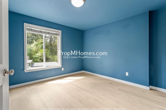 Building Photo - Beautifully Updated Condo in Multnomah Vil...
