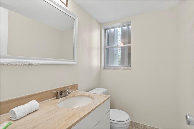 Building Photo - 9440 W Bay Harbor Dr