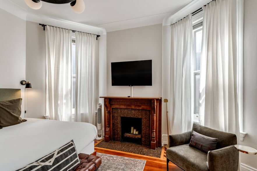 Building Photo - 353 Thrall St