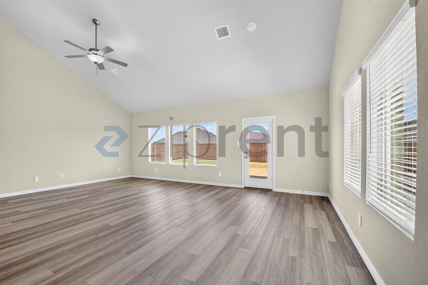 Building Photo - Unit