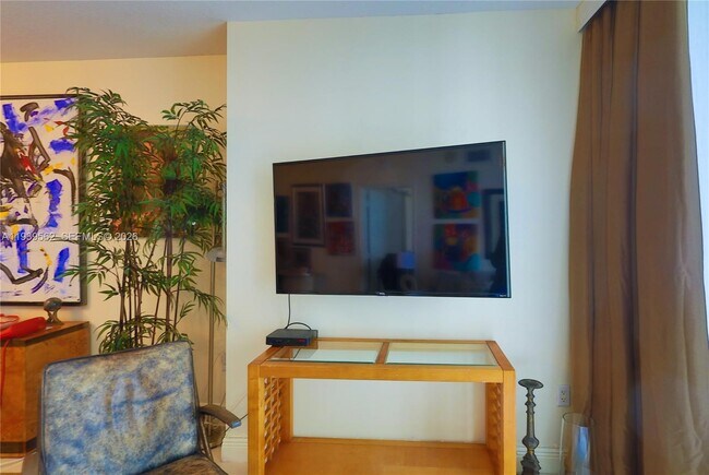 Building Photo - 1750 N Bayshore Dr