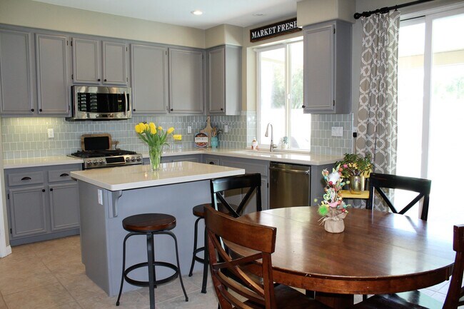 Building Photo - Beautiful 4 Bed 2.5 Ba, Single Story Pool Home with RV/Boat Parking
