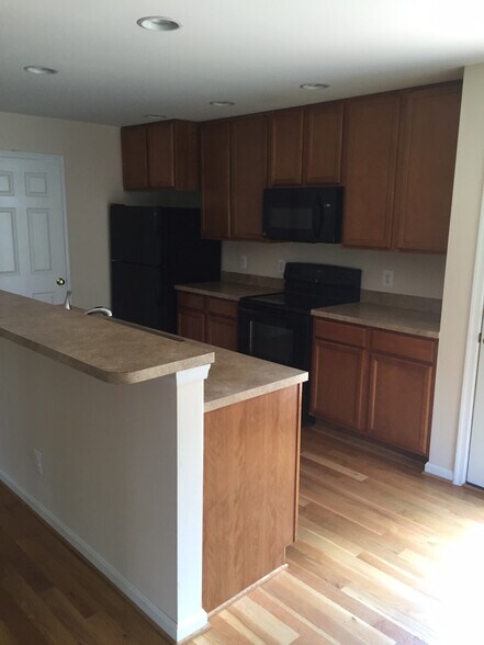 Building Photo - 320 Pine Shores Dr