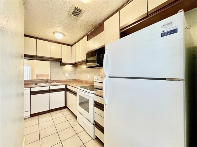 Building Photo - 800 W Collins St