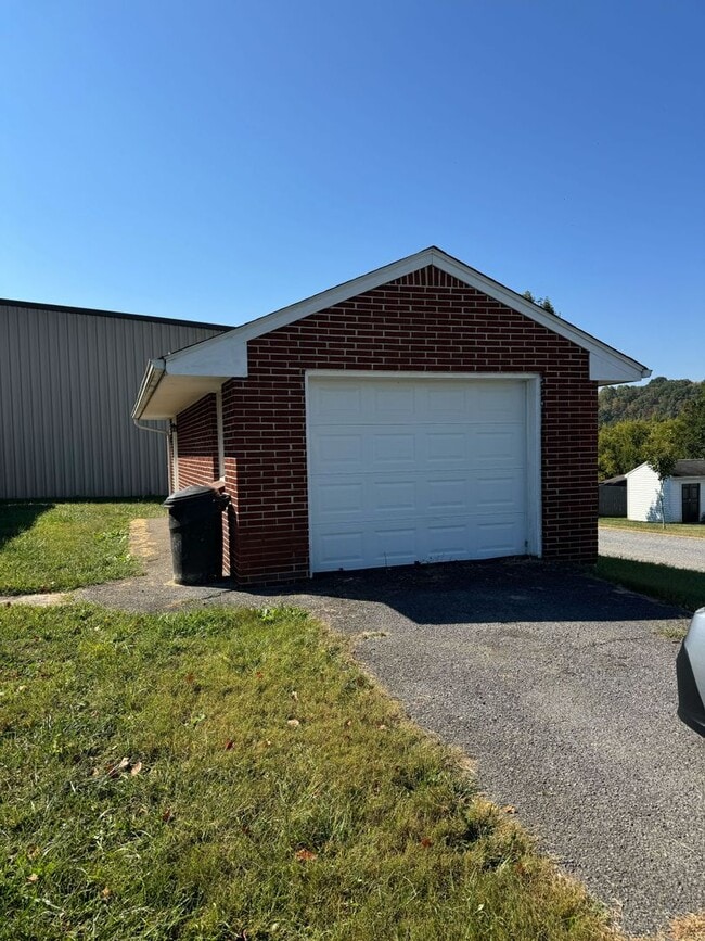 Building Photo - Updated Home with Parking in Radford