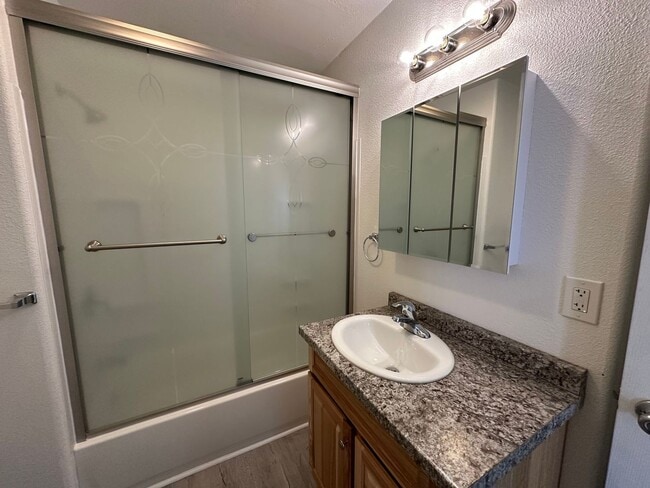 Building Photo - 230 SE 6th Ave