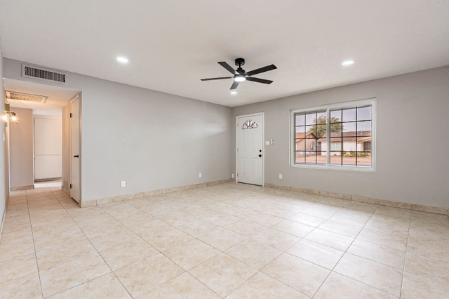 Building Photo - 8633 W Weldon Ave