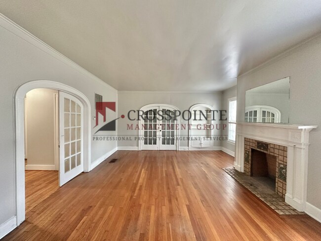 Building Photo - College Ave Triplex