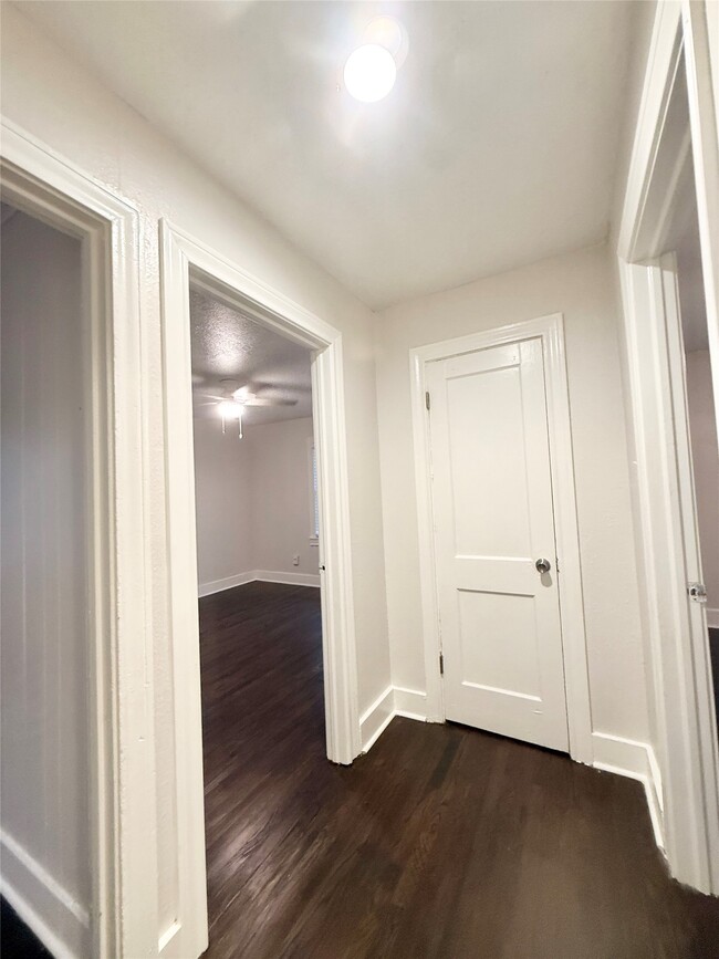 Building Photo - 119 Oak Dr