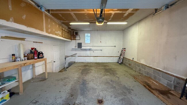 Building Photo - A spacious (4) bedroom corner lot home in Chugiak!