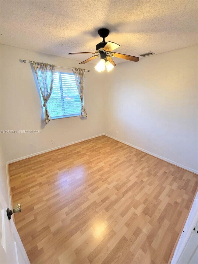 Building Photo - 723 Juniper Ln