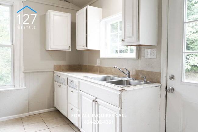 Building Photo - Modern Comfort Meets Prime Convenience – Stunning 3BR/2BA in Lynchburg!